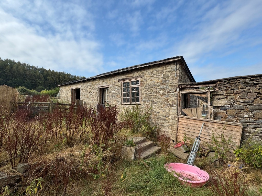 Lot: 222 - THREE-BEDROOM FARMHOUSE AND ATTACHED TWO-BEDROOM ANNEX - FREEHOLD INVESTMENT - Farmhouse - outbuildings